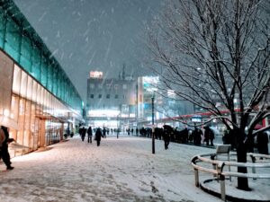 雪化粧した夜の浦和駅東口