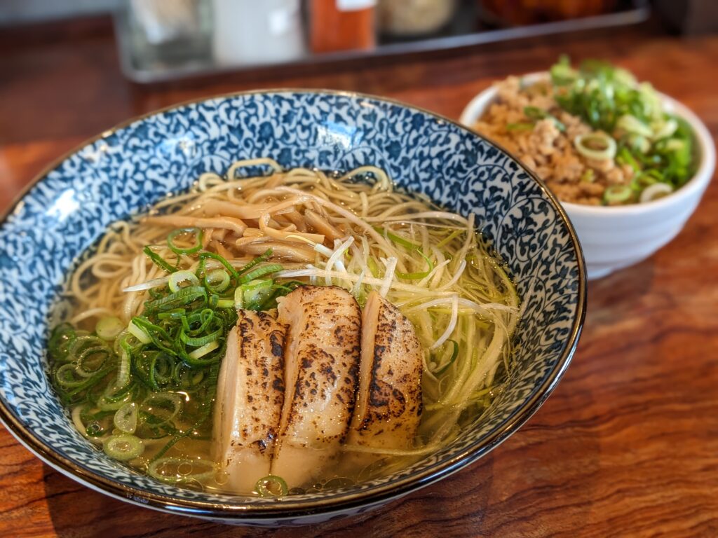 鶏そば一瑳のあっさり鶏そばと鶏そぼろごはん